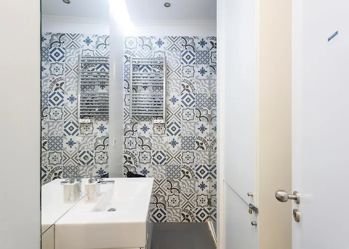 Pleasant Bedrooms In Shared House In The Center Of Praca Da Figueira Privatunterkunft *