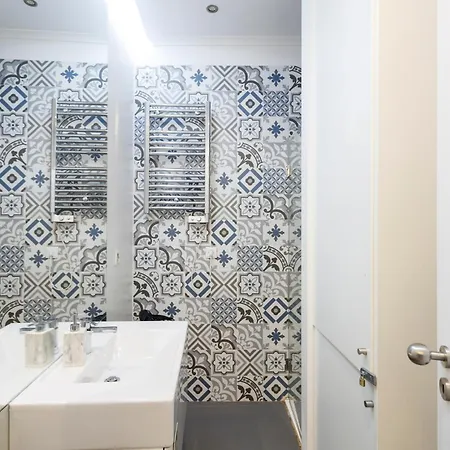 Pleasant Bedrooms In Shared House In The Center Of Praca Da Figueira 홈스테이 *