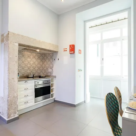 Pleasant Bedrooms In Shared House In The Center Of Praca Da Figueira 리스본